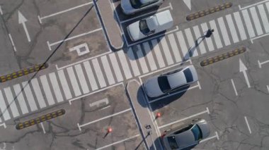 Arabalı bir otopark, dükkan manzaralı bir otopark.