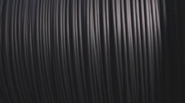 Yapım aşamasında elektrik kablosunun bobbin kutusuna sarılması. Kablolu yayın. Kablo fabrikası