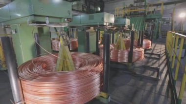 Bakır kablo imalatı, kablo imalatı atölyesi, endüstriyel iç mekan.