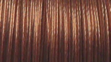 Bobin üzerinde bakır kablo, yakın plan, bakır kablo. Bakır kablo üretimi