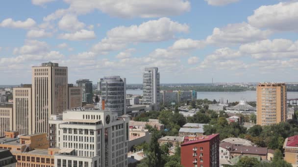 Un lasso di tempo di nuvole su una grande citta '. Belle nuvole sul time lapse della città — Video Stock