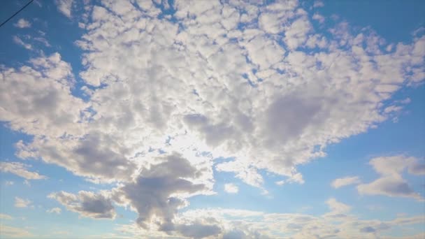 Nuvole sul cielo blu. Un lasso di tempo di nuvole. Belle nuvole time lapse — Video Stock