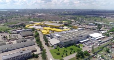 Modern bir fabrikaya yayılmış. Modern bir fabrikanın dışı. Modern fabrika hava görüntüsü