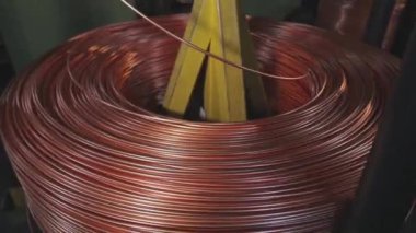 Kablo üretimi ve fabrikadaki makineler. Modern kablo fabrikası. Kablo üretimi