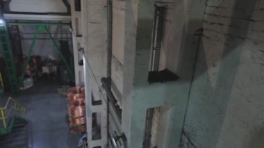 Bir kablo fabrikasının içi, endüstriyel iç mekan. Kablo üretim atölyesi