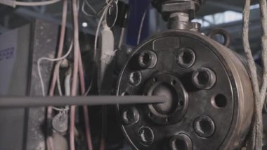 Fabrikada kablo yalıtım işlemi. Kablo Yalıtım Makinesi. Kablo yalıtımı