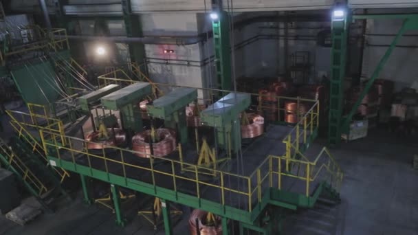 Fábrica de fabricação de cabos de cobre, plano geral dentro da oficina de fabricação de cabos, interior industrial — Vídeo de Stock