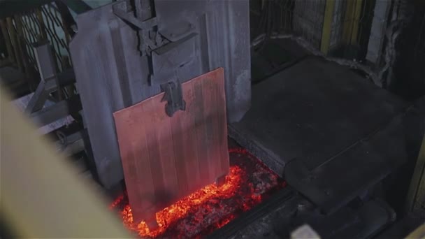La fusión de cobre en el horno, el proceso de fusión de cobre en el horno. El horno con metal fundido — Vídeo de stock