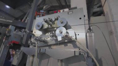 Fabrikada kablo yalıtım işlemi. Kablo Yalıtım Makinesi. Kablo yalıtımı