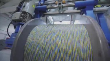 Kabloyla yakın çekimde makarayı çeviriyorum. Kablolu büyük makarada üretim var.