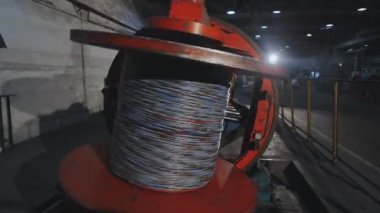 Modern bir fabrikada kablo üretimi. Bir fabrikada çok çekirdekli kablo üretimi, çok çekirdekli kablo dokuma işlemi