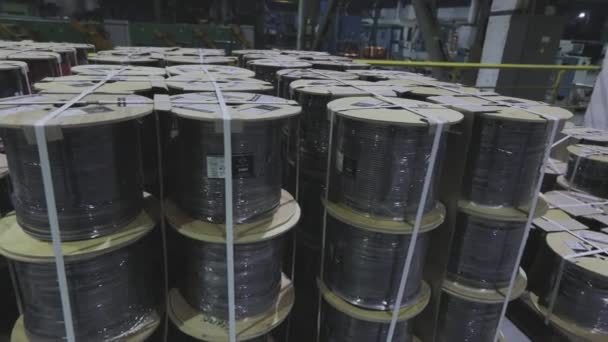 Bobinas con cables en el almacén de la empresa, los productos de cable terminados se colocan cuidadosamente en una fila — Vídeo de stock