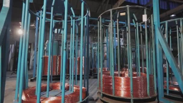 Pabrik pembuatan kabel modern, produksi kabel pada jalur konveyor — Stok Video