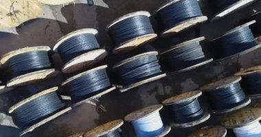 Kablolu bir sürü makarası var. Kabloyla makaraların üzerinden uçmak. Kablo fabrikası