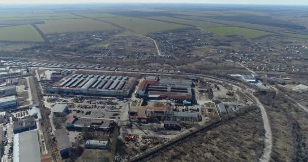 Letecký pohled na velkou továrnu. Průmyslový exteriér továrny — Stock video