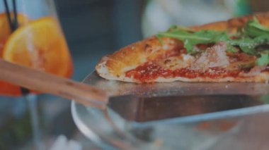 Yakın plan pizza, restorandaki masada pizza. Güzel lezzetli pizza.