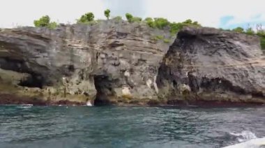 Bir motorlu tekne güzel uçurumlar boyunca yelken açıyor, bir motorlu tekne uçurumlar boyunca yelken açıyor.