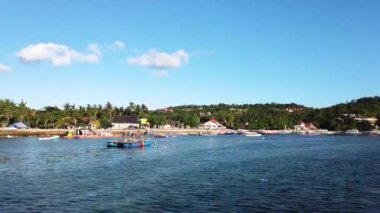 Bir motorlu tekne güzel uçurumlar boyunca yelken açıyor, bir motorlu tekne uçurumlar boyunca yelken açıyor.