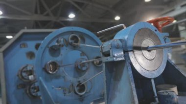 Kablolu yayın üretimi. Çok çekirdekli kablo dokuma işlemi, modern bir fabrikada kablo üretimi. Bir fabrikada çok çekirdekli kablo üretimi