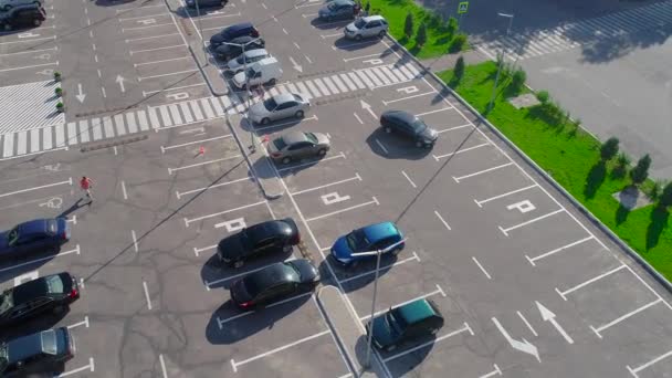 Parken von oben, Parken in der Nähe des Geschäfts, großer Parkplatz für Autos — Stockvideo