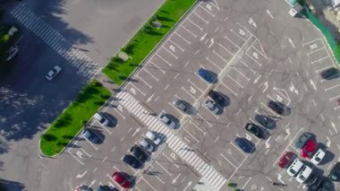 Arabalı bir otopark, dükkan manzaralı bir otopark.