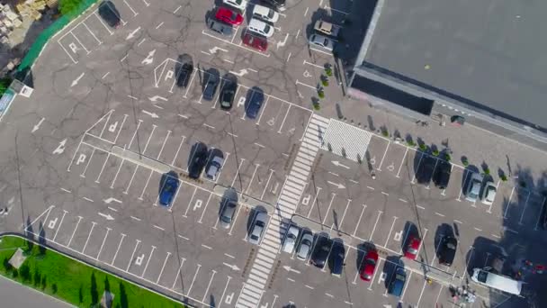 Много машин на парковке с видом сверху. Парковка возле магазина вид с дрона. — стоковое видео