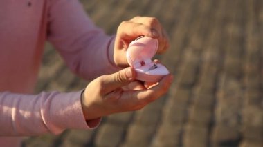 Genç bir adam kız arkadaşına bir teklif yapar.