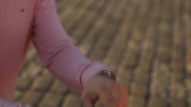 Diz çökmüş bir adam evlenme teklifi eder. Bir adam evlenme teklifi eder..