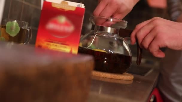 Φτιάχνοντας τσάι, το τσάι χύνεται σε μια τσαγιέρα. Διαδικασία παρασκευής τσαγιού — Αρχείο Βίντεο