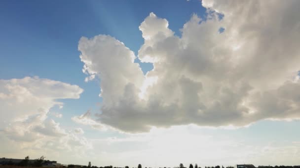 Movimiento de nubes de lapso de tiempo. Hermoso cielo azul con clima nublado. — Vídeos de Stock