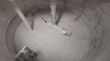 Fabrikada krema karıştırmak. Krema hazırlama süreci. Kozmetik kremi hazırlama.