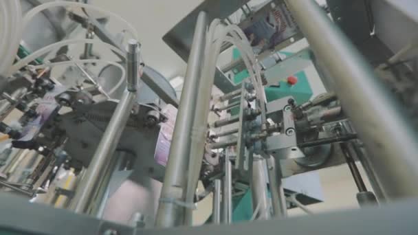 Máquina automatizada para envasar crema en tubos. Embalaje de crema en tubos de primer plano — Vídeo de stock
