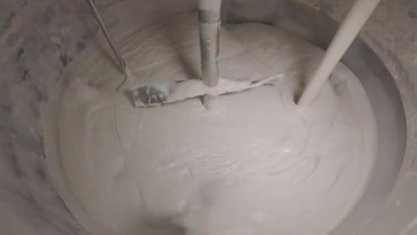 A agitar o creme na fábrica. Processo de preparação de creme. Preparação de nata cosmética. — Vídeo de Stock