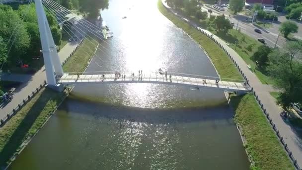 Puente peatonal sobre el río, hermoso puente peatonal blanco sobre el río — Vídeo de stock