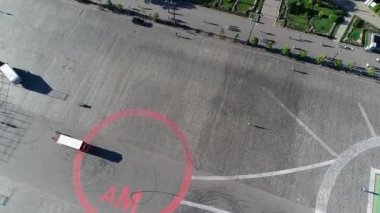 Geniş bir alanda tek başına duran bir kadın, havada kimse vurulmaz. Yalnız kadın tepeden kare manzarada duruyor.