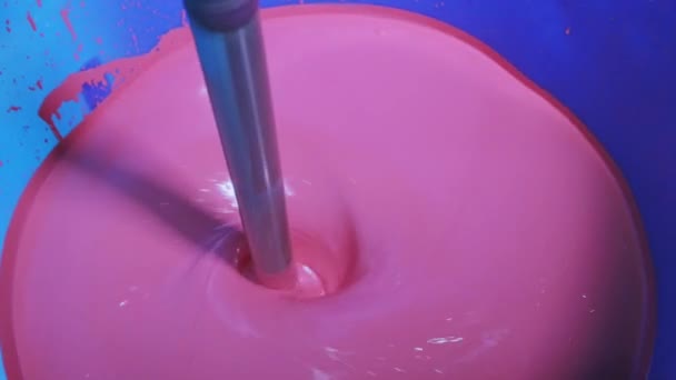 Mezclar pintura en un barril, mezclar pintura en una fábrica, mezclar pintura rosa en una fábrica — Vídeo de stock