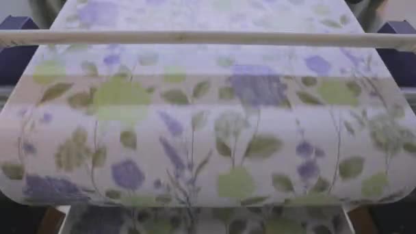 Impressão a cores sobre papel de parede, produção de papel de parede moderno, interior industrial — Vídeo de Stock