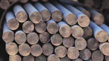 Yuvarlak metal kurusıkı, metal kurusıkı, metal depo. Yuvarlak metal borular.