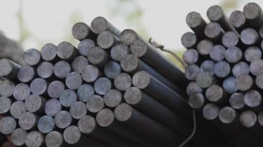 Metal depo, yuvarlak metal koğuşlar, metal koğuşlar. Yuvarlak metal borular.