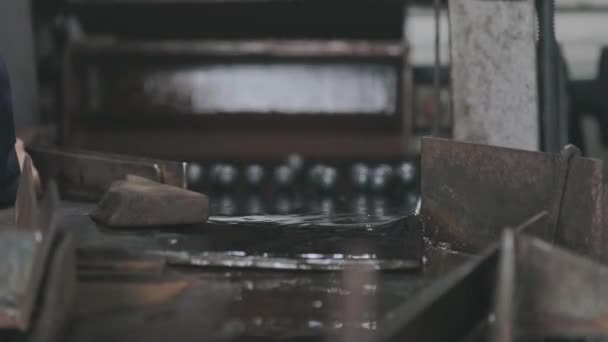 Výroba ložisek, výroba kovových kuliček. Broušení kuliček, kuliček pro mlýn — Stock video