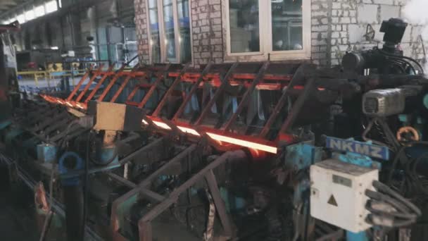 Metal caliente en una línea transportadora, metal rojo caliente en una fábrica — Vídeos de Stock