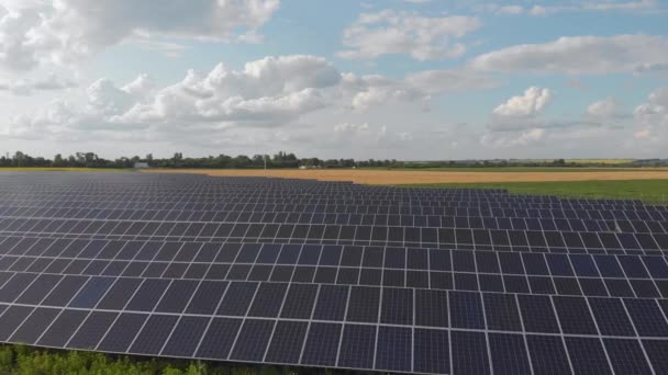 Vista aérea de Solar Painéis Fazenda com luz solar. O drone sobrevoa o campo de painéis solares. Energia alternativa verde renovável — Vídeo de Stock