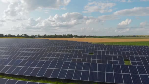 Luftaufnahme von Solarmodulen Farm mit Sonnenlicht. Drohne fliegt über Solarfeld Erneuerbare grüne alternative Energien — Stockvideo