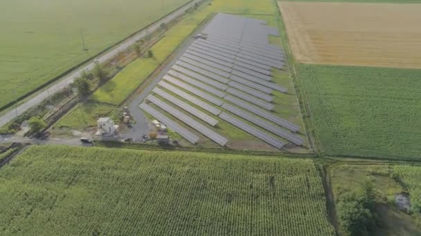 Sonnenkollektoren Luftaufnahme. Sonnenkollektoren neben landwirtschaftlichen Feldern. Erneuerbare Energien — Stockvideo