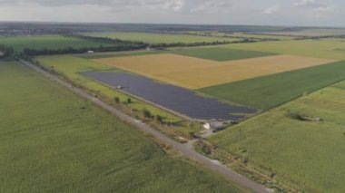 Yeşil alanların etrafındaki güneş panellerinin üzerinde uçuyorlar. Yenilenebilir Enerji, Güneş Panelleri