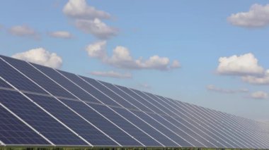 Güneş panelleri kapanıyor, güneş panelleri, güneş enerjisi istasyonu, güneş enerjisi, çevresel koruma ile elektrik çıkarılıyor.