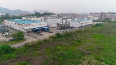 Modern fabrikanın üzerinde uçuyor, modern fabrikanın dış görünüşü.