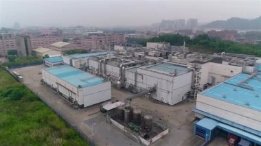 Modern fabrikanın üzerinde uçuyor, modern fabrikanın dış görünüşü.