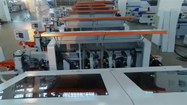 Velká továrna na výrobu automatizovaných obráběcích strojů. Vyrobené dřevoobráběcí stroje stojí na skladě. Skladiště dřevozpracujících strojů — Stock video