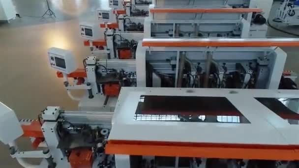 En stor fabrik för tillverkning av automatiserade verktygsmaskiner. Tillverkade träbearbetningsmaskiner står i rad i lager. Lager av träbearbetningsmaskiner — Stockvideo